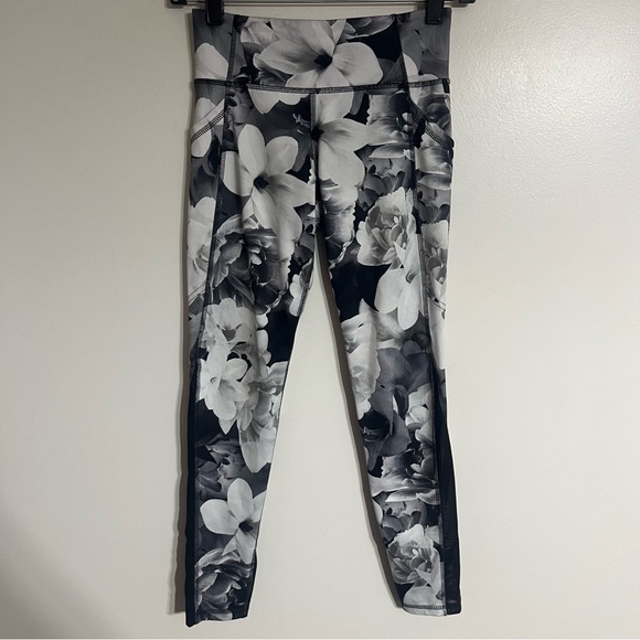 Girls Old Navy Active Leggings Go Dry Black White Tie Dye Size 10-12 - Picture 1 of 9
